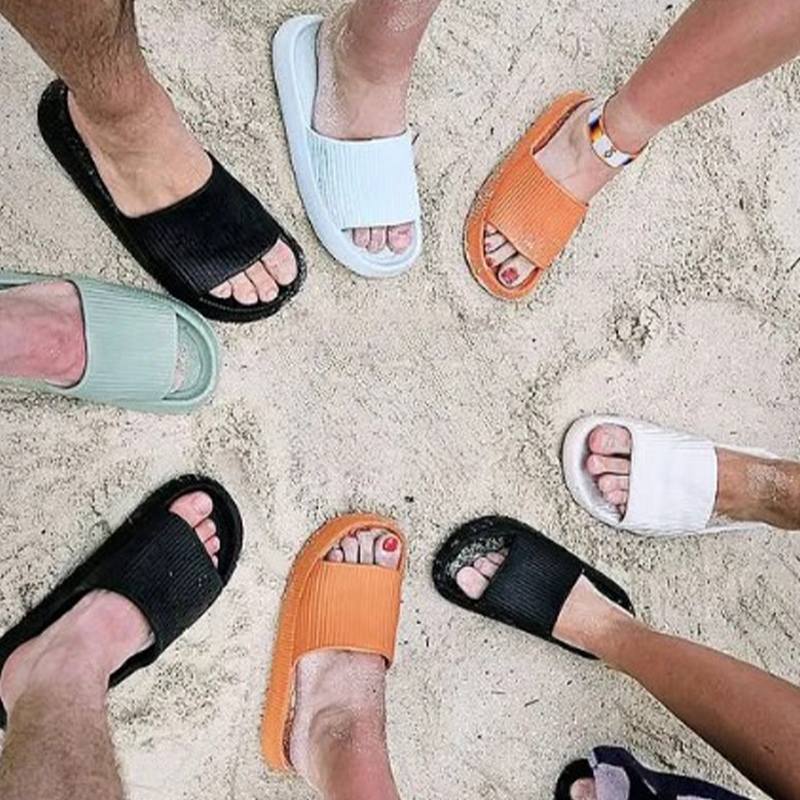 Sandales sous plusieurs couleurs à la plage